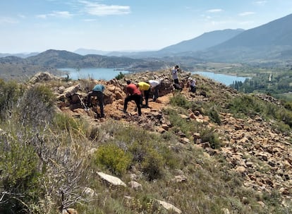 Arqueólogos trabajando en 2021 en el lienzo de la muralla de Aratis.