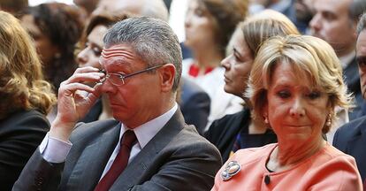 Los expresidentes de la Comunidad de Madrid y exalcaldes de Madrid, Alberto Ruiz-Gallardón y Esperanza Aguirre, en la Real Casa de Correos, Madrid, en mayo de 2016.