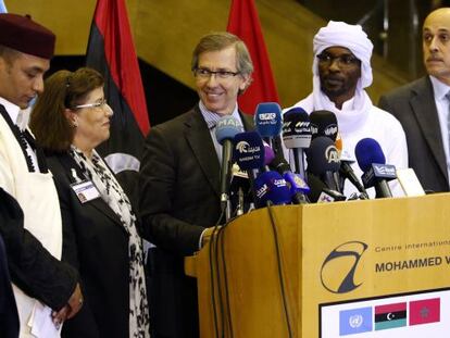 Bernardino Le&oacute;n, el enviado especial de la ONU para Libia (centro de la imagen), anuncia su propuesta de Gobierno de transici&oacute;n el jueves por la noche en la ciudad marroqu&iacute; de Sjirat.
 