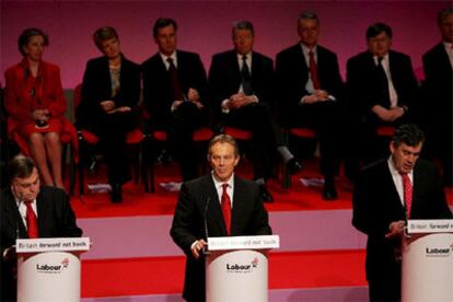 Blair, acompañado del ministro de Finanzas y del viceprimer ministro, durante la presentación del programa.