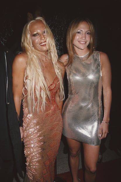 Jennifer Lopez y Donatella Versace fotografiadas en Nueva York en 1999.