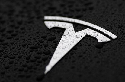 Logo de  Tesla en un coche en Bruselas