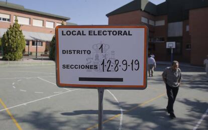 Ambiente electoral en el colegio Príncipe Felipe de Boadilla del Monte, Madrid.