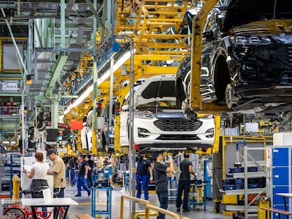 Trabajadores de una planta de coches.