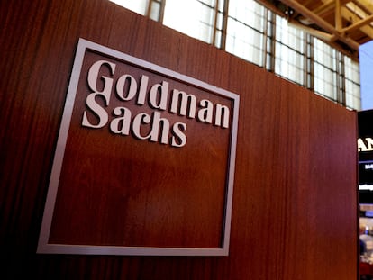 Un logo de Goldman Sachs en la bolsa de Nueva York
