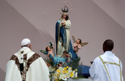 El Papa Francisco celebra la Santa Misa en el estadio Zimpeto, este viernes.