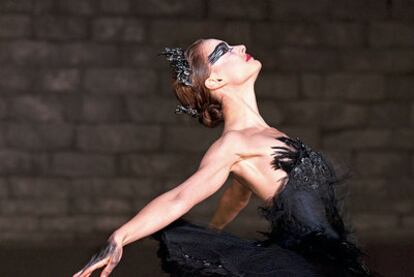 Buscando la perfección. Tras ser candidata como mejor actriz de reparto en 2004 por 'Closer', Natalie Portman ha logrado el Oscar este año por su interpretación de una obsesiva y perfeccionista bailarina en 'Cisne negro', papel al que corresponde esta imagen.