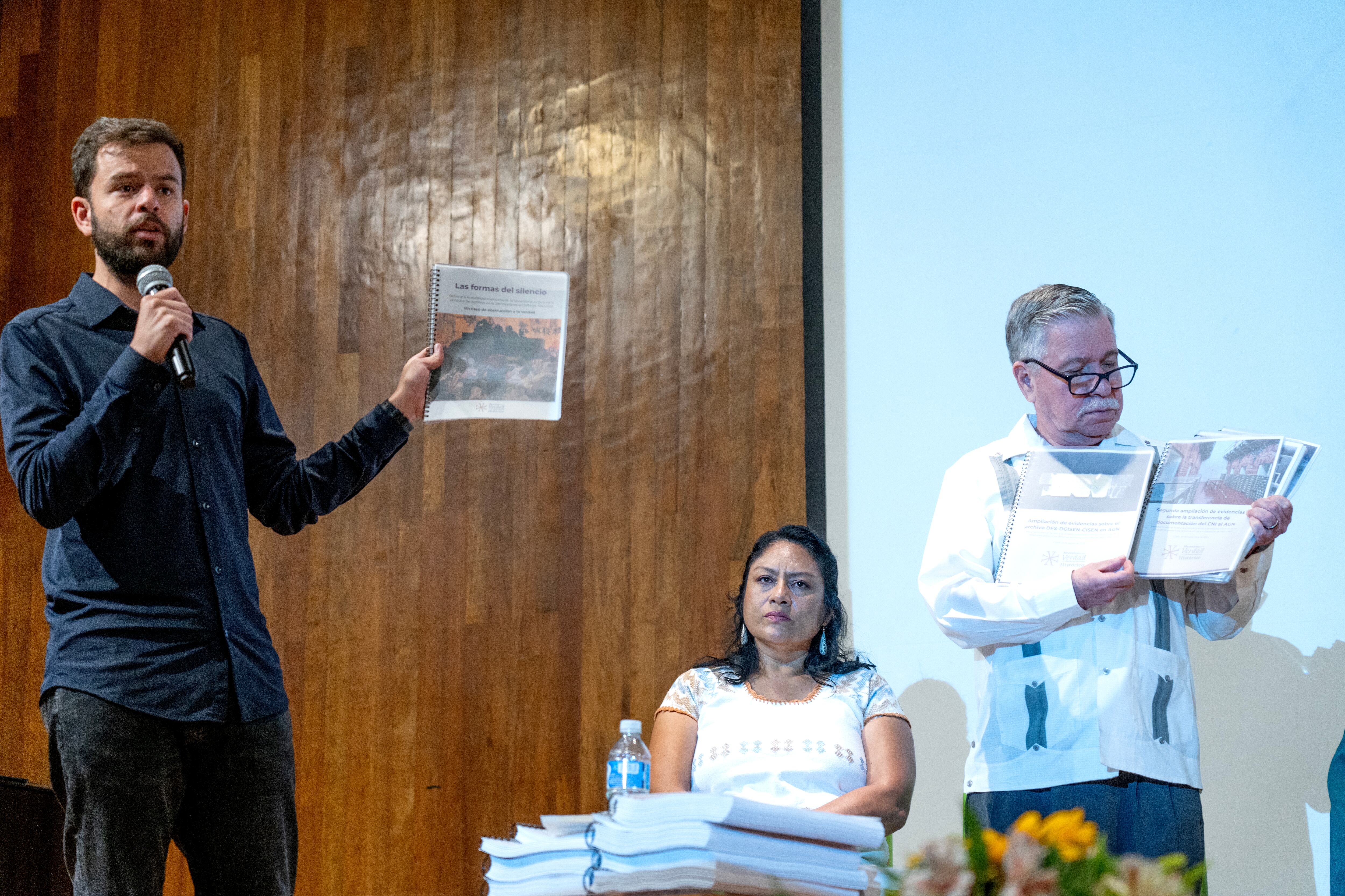 Carlos Pérez Ricart y David Fernández durante la presentación del informe final del Mecanismo para la Verdad y el Esclarecimiento Histórico
Fue el Estado (1965-1990), el viernes 16 de agosto 2024, en la Ciudad de México.