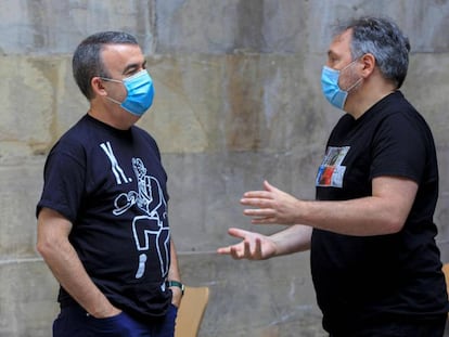 El escritor madrileño Lorenzo Silva (i) y el barcelonés Carlos Zanón (d) en la Semana Negra. 
