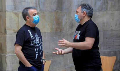 El escritor madrileño Lorenzo Silva (i) y el barcelonés Carlos Zanón (d) en la Semana Negra. 