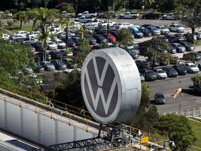 Logo de Volkswagen en una fábrica de Volkswagen en Sao Paulo.