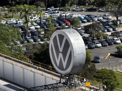 Logo de Volkswagen en una fábrica de Volkswagen en Sao Paulo.