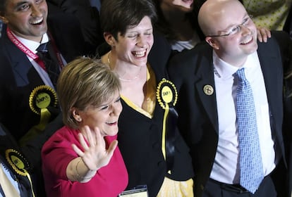 La primera Ministra de Escocia y líder del Partido Nacional Escocés (SNP), Nicola Sturgeon celebra los primeros resultados en Glasgow.