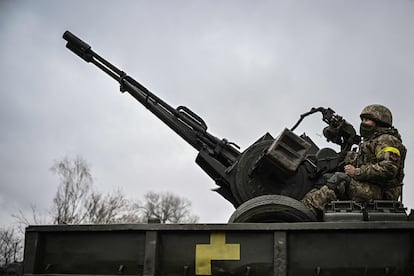 Un soldado ucranio maneja un cañón antiaéreo en la línea del frente al noreste de Kiev, el 3 de marzo.