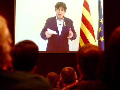 Intervenci&oacute; de Puigdemont per videoconfer&egrave;ncia en un acte del seu partit.