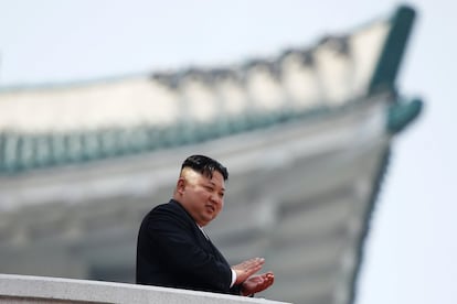 El líder Kim Jong-un aplaude durante el desfile.