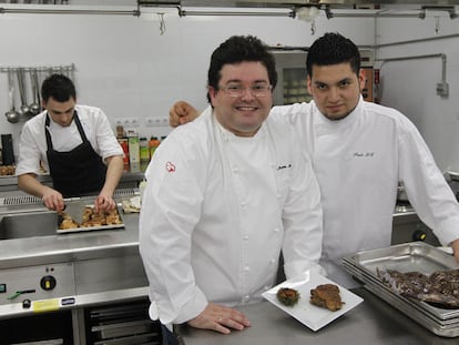 Marcos Morán (a la izquierda) y Alfredo de la Cruz, ayer en la cocina del teatro Campos Elíseos.