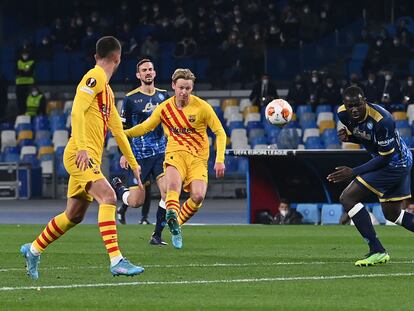 De Jong chuta para marcar el segundo gol del Barcelona ante el Nápoles.