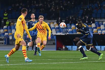 Europa League: De Jong chuta para marcar el segundo gol del Barcelona ante el Nápoles