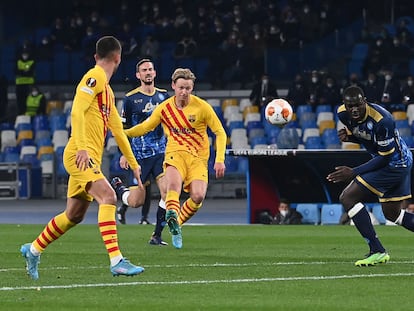 De Jong chuta para marcar el segundo gol del Barcelona ante el Nápoles.