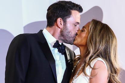 Jennifer Lopez y Ben Affleck se besan en el estreno de 'The last duel', el viernes en Venecia.