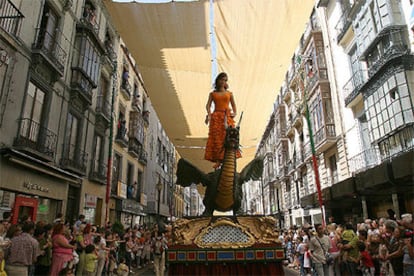 Miles de granadinos asistieron ayer al desfile de La Tarasca.