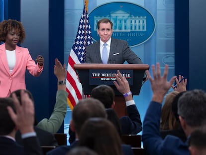 La portavoz de la Casa Blanca, Karine Jean-Pierre, y el portavoz del Consejo de Seguridad Nacional, John Kirby, en una rueda de prensa en la Casa Blanca.