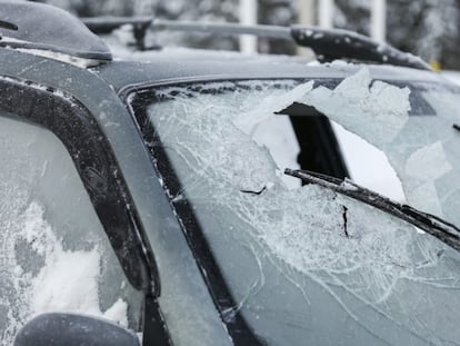 ¿Cómo quitar el hielo del coche?: el paso a paso para no dañar el parabrisas