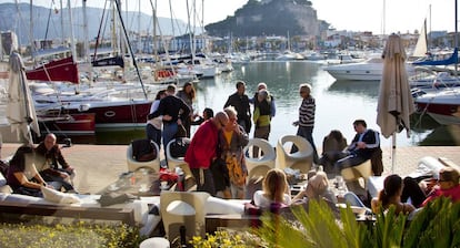 Turistas españoles toman un ágape en un bar de Denia.