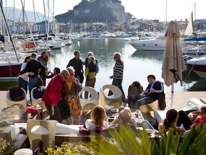 Turistas españoles toman un ágape en un bar de Denia.