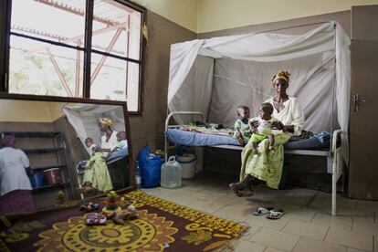 Bamako, Malí. Una familia recibe tratamiento en el centro de salud de Niakamoro. La cooperación española prioriza en el país el trabajo en los ámbitos del desarrollo rural, la seguridad alimentaria y nutricional y la salud.<p> Según la ONU, el número de niñas y niños que sufren malnutrición severa en Mali se ha duplicado; si en 2017 eran 142.000, en 2018 son 274.000. La sequía en la región y los conflictos son mortales para la población de uno de los países más pobres del mundo. Para España, la seguridad alimentaria y la nutrición constituyen un sector de actuación prioritario. La AECID asegura mantener un fuerte compromiso de cooperación en estos ámbitos para contribuir a hacer efectivo el derecho humano a una alimentación adecuada a las necesidades de las personas, poniendo fin a todas las formas de malnutrición.</p>