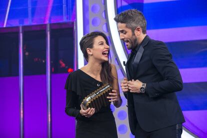 Ana Guerra recibe el trofeo como quinta clasificada de manos de Roberto Leal durante la gala final de OT.