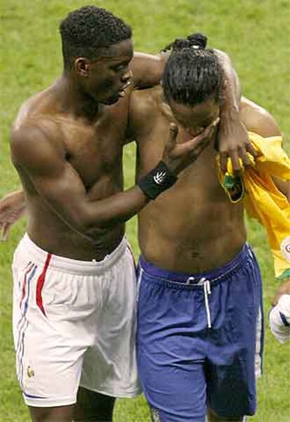 Saha consuela a Ronaldinho tras la derrota de Brasil ante Francia.
