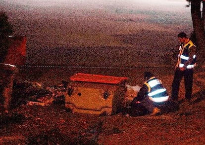 Las explosiones han causado además daños materiales que todavían no han sido cuantificados pero no víctimas, ya que todas las gasolineras han sido desalojadas a tiempo después de que la delegación de <i>Gara</i> en San Sebastián recibiera una llamada pasadas las 17.30 en nombre de la banda terrorista para avisar de que estallarían a las 18.30, como ha sucedido. El comunicante informó al diario de los puntos exactos donde estaban colocadas. En la foto, dos agentes en el lugar de una de las cinco explosiones.