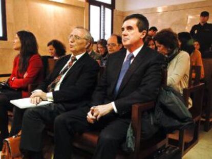 Jaume Matas y Antonio Alemany (a su drecha), durante el juicio en el Tribunal Superior de Justicia.