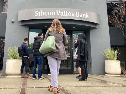 People stand outside of an entrance to Silicon Valley Bank in Santa Clara, California, on March 10, 2023.