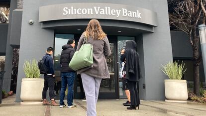 Clientes ante la sede de Silicon Valley Bank, tras su colapso, en marzo de 2023.