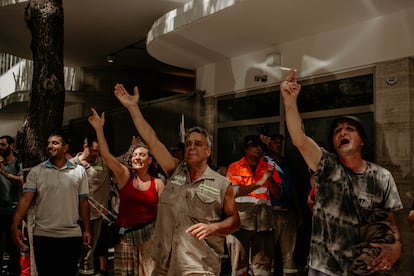 Trabajadores gritan arengas al salir del subterráneo. Van a unirse a los contingentes que se manifiestan este miércoles en Buenos Aires contra los decretos del Gobierno.