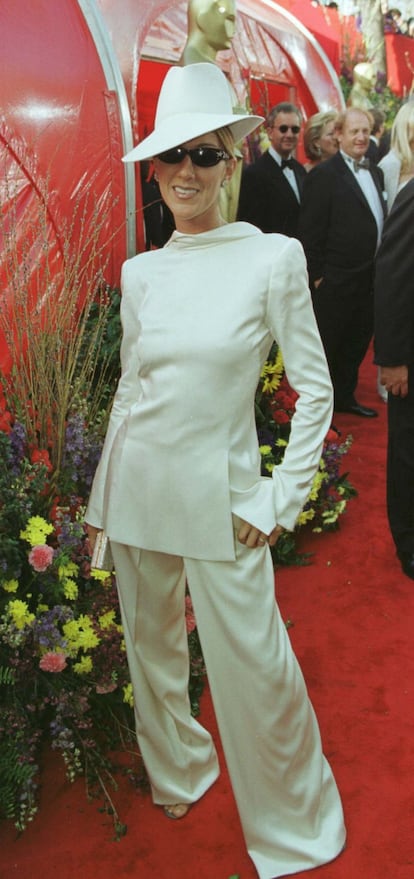 Celine Dion, con una americana atada por la espalda en la gala de 1999.