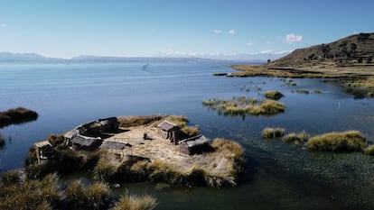 La isla flotante de Totora en la Bahía de Qewaya, Lago Titicaca, Bolivia.