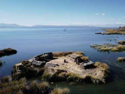 La isla flotante de Totora en la Bahía de Qewaya, Lago Titicaca, Bolivia.