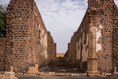 Catedral de la Sé, cuya construcción se inició en 1556 y se terminó en 1705 debido a crisis internas de la institución clerical y su relación con las autoridades reales. Fue saqueada en 1712. Hoy quedan sus ruinas, en las que destacan algunos grandes muros en pie. La iglesia, que tenía 60 metros de longitud, se construyó por iniciativa de fray Francisco de la Cruz, tercer obispo de Cabo Verde. Su emplazamiento es un lugar destacado con vistas al océano. La rehabilitación fue acometida con la ayuda de los fondos de la Cooperación Española, contribuyendo a que la ciudad entrara a formar parte del Patrimonio de la Humanidad de la Unesco.