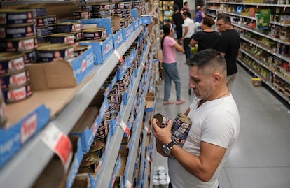 Pobladores de Cancún, Quintana Roo, compran suministros en un supermercado para prepararse para el huracán 'Beryl'.
