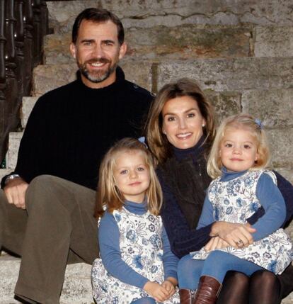 2009. Los príncipes de Asturias, Felipe y Letizia, posaron con las infantas Leonor y Sofía a los pies del hórreo asturiano construido en los jardines de la Zarzuela.