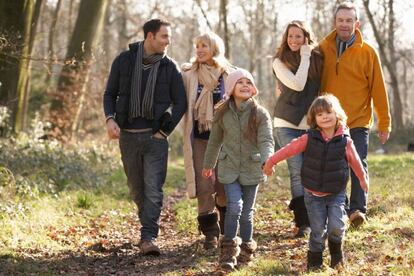 Familia disfrutando de un dia de senderismo en un bosque de Norteamérica.