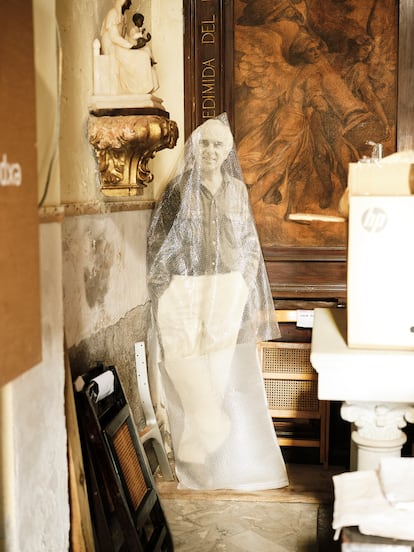 Efigie de Milá en los años ochenta en la capilla, hoy convertida en almacén.