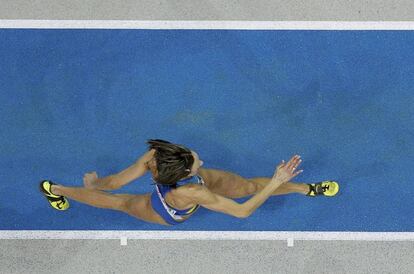 La ucraniana Olha Saladuha, en una imagen cenital, durante su participación en la final femenina de triple salto.