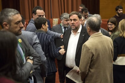 El exvicepresidente de la Generalitat Oriol Junqueras (centro) recibe este martes el cariño de sus compañeros al término de su comparecencia en el Parlament.