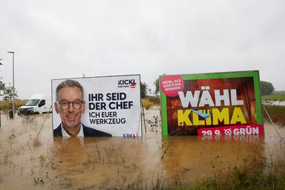 Un cartel electoral del líder de la ultraderecha, Herbert Kickl, en un campo inundado por la borrasca 'Boris', el pasado 15 de septiembre en Sankt Pölten, Austria.