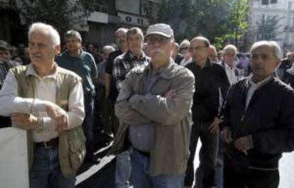 Decenas de pensionistas participan en una manifestación frente al Ministerio de Sanidad ene Atenas (Grecia) para protestar contra los recortes que afectan a sus pensiones y a los tratamientos médicos de los que se benefician. EFE/Archivo